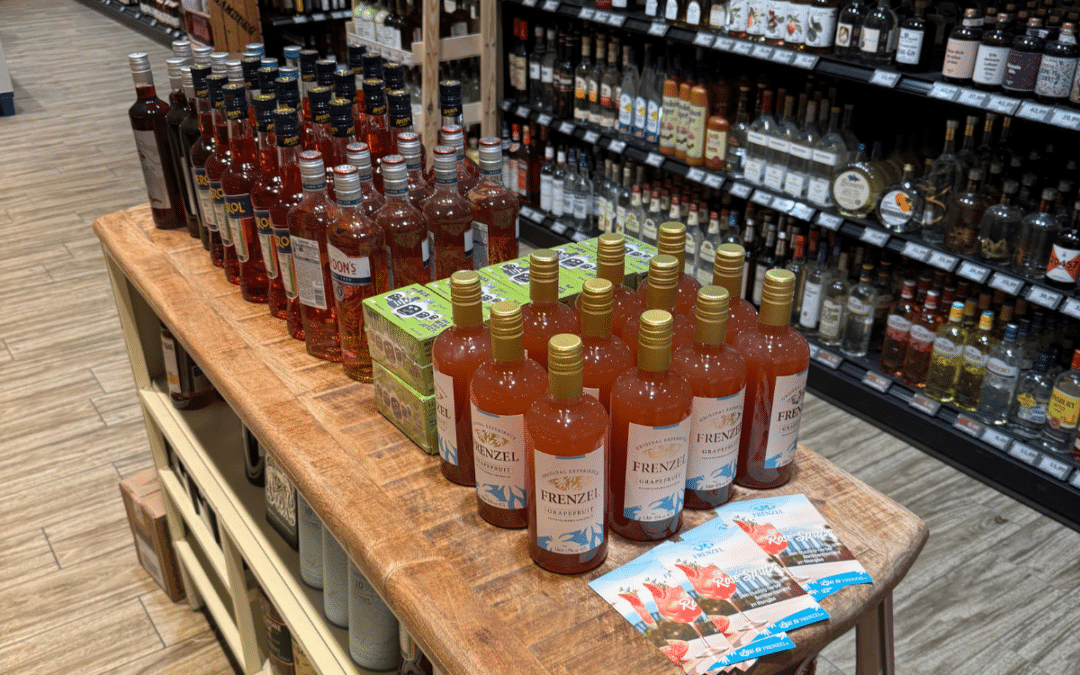 Likör FRENZEL Grapefruit im Regal bei EDEKA Meyer in Rosengarten-Nenndorf – aufmerksamkeitsstarke Platzierung in der Spirituosenabteilung mit Verkostungsflyern.