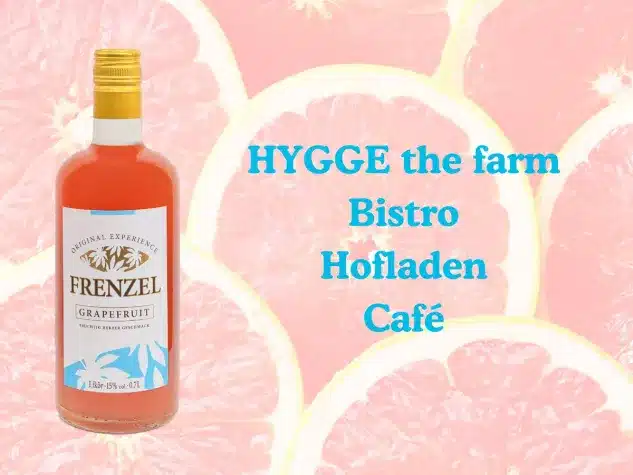 Likör FRENZEL Grapefruit vor stilisiertem Grapefruit-Hintergrund, daneben Text mit Hinweis auf Hygge the Farm, Bistro, Hofladen und Café in Hamburg.