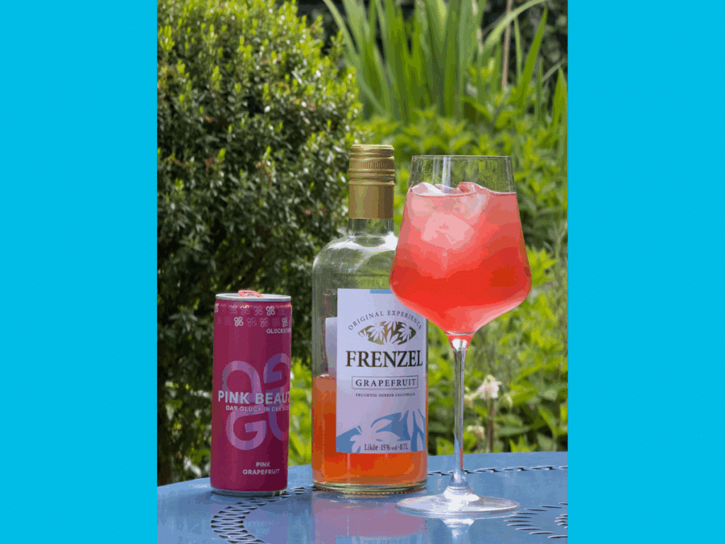 Cocktail Pink Beauty FRENZEL mit Grapefruit-Likör und Limonade – Sommerdrink 2025 im Garten serviert