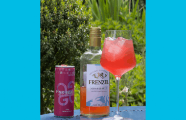 Cocktail Pink Beauty FRENZEL mit Grapefruit-Likör und Limonade – Sommerdrink 2025 im Garten serviert