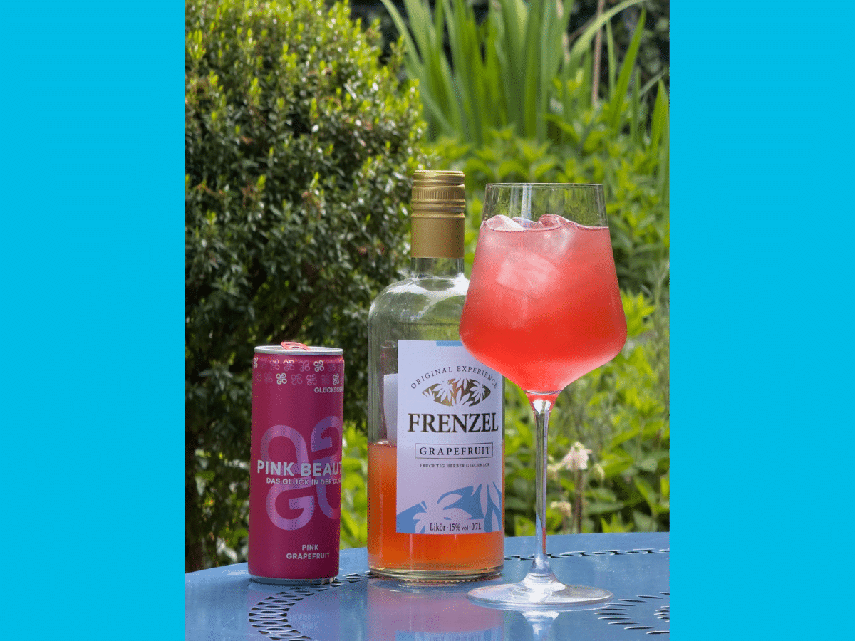 Cocktail Pink Beauty FRENZEL mit Grapefruit-Likör und Limonade – Sommerdrink 2025 im Garten serviert