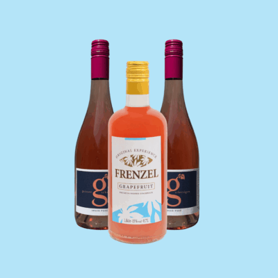 FRENZEL Grapefruit Likör mit zwei Flaschen Secco Rosé vor hellblauem Hintergrund