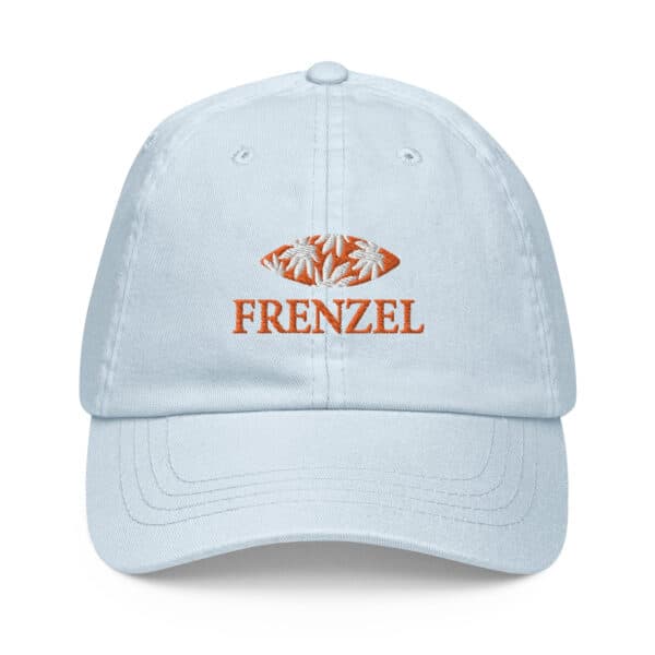 Hellblaue Cap mit orangefarbenem FRENZEL-Logo in der Frontansicht